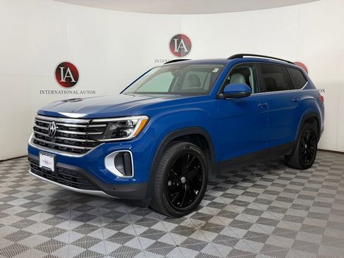 Used 2025 Volkswagen Atlas SE AWD/4WD image 3