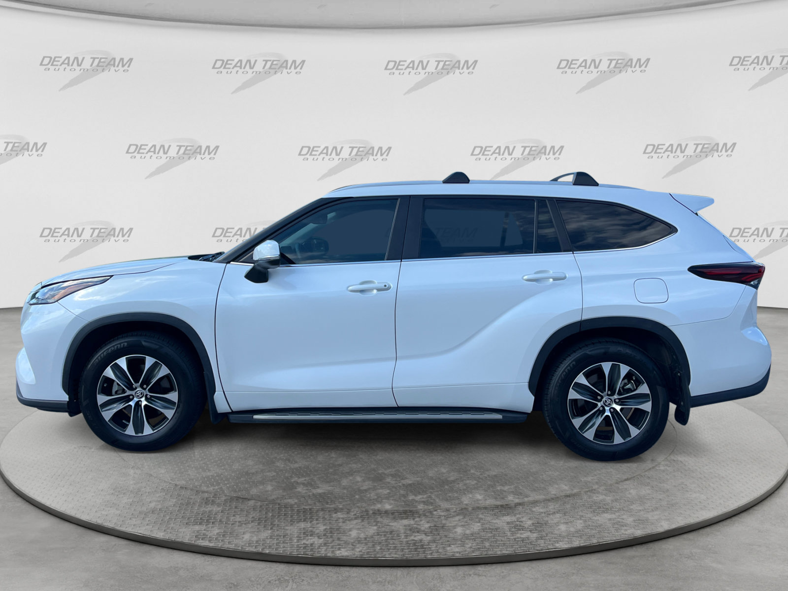 Used 2024 Toyota Highlander XLE FWD image 4