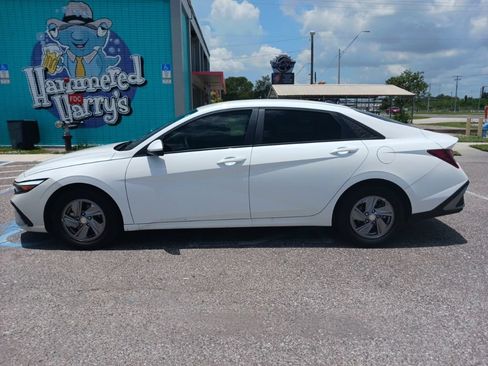 Used 2025 Hyundai Elantra SE FWD image 6