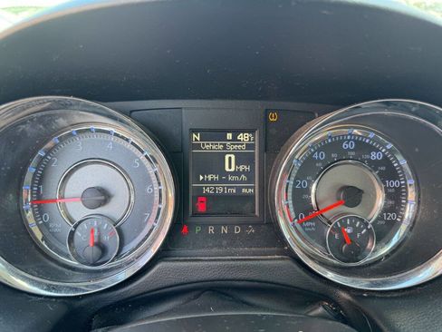 Used 2015 Chrysler Town & Country Touring w/ Driver Convenience Group image 16