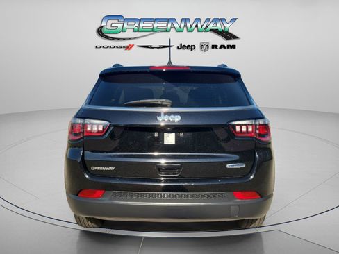 Used 2022 Jeep Compass Latitude image 2