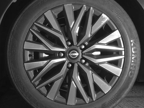 Used 2025 Nissan Altima 2.5 SV FWD image 12