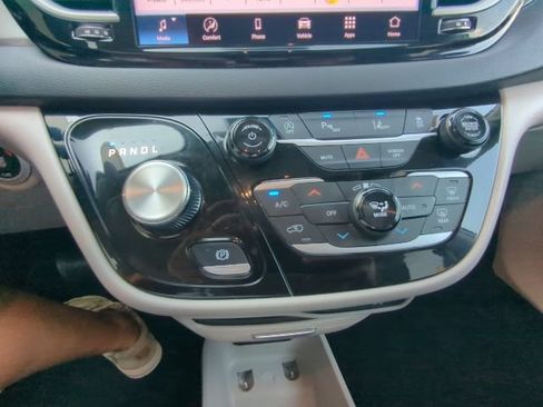 Used 2024 Chrysler Pacifica Touring-L FWD image 13