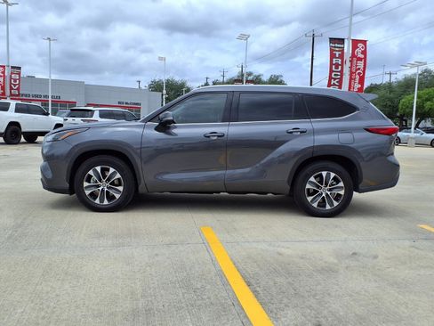 Used 2022 Toyota Highlander XLE FWD image 8