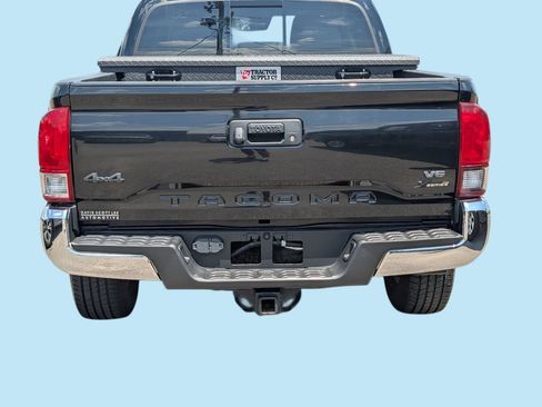 Used 2019 Toyota Tacoma SR5 AWD/4WD image 35