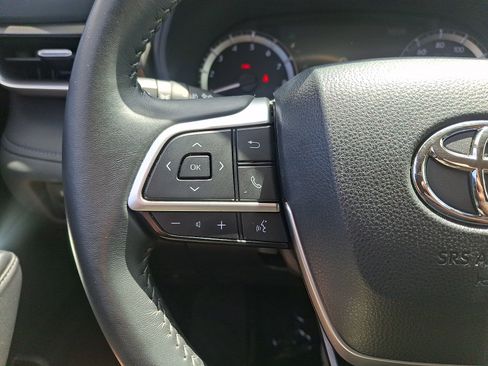 Used 2024 Toyota Highlander LE AWD/4WD image 21