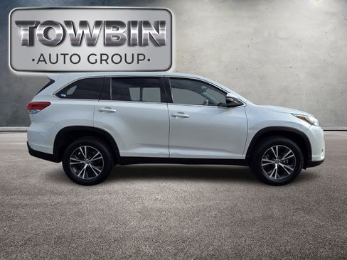 Used 2019 Toyota Highlander LE image 3