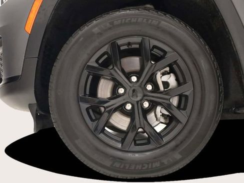 Used 2024 Jeep Grand Cherokee L Laredo image 9