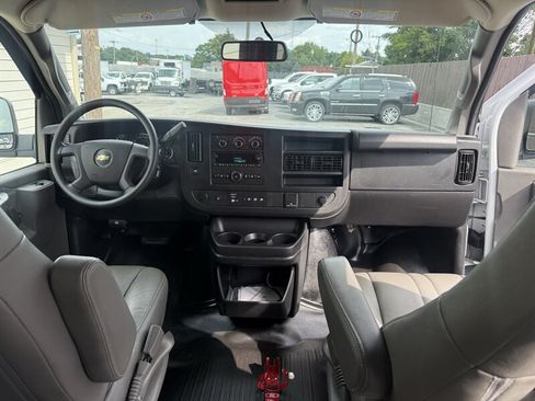 Used 2018 Chevrolet Express 3500 LS RWD image 23