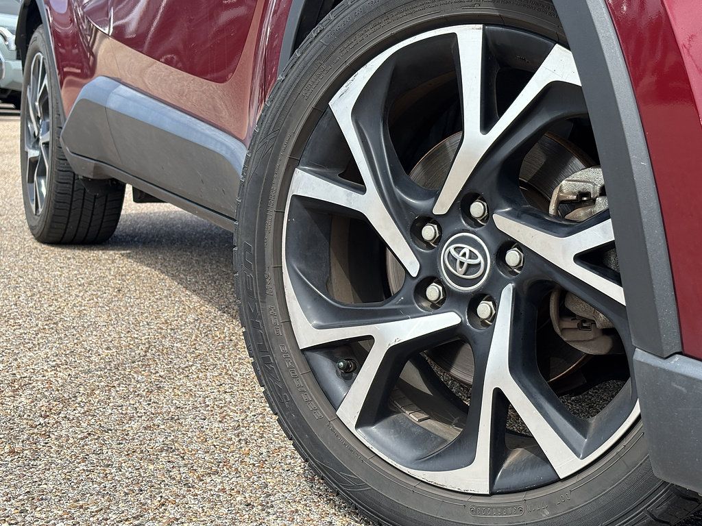 Used 2019 Toyota C-HR XLE FWD image 2