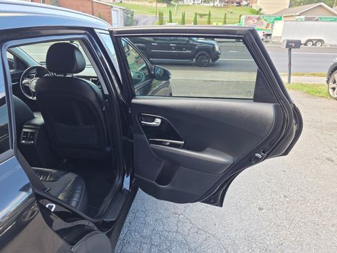 Used 2017 Kia Niro EX image 17