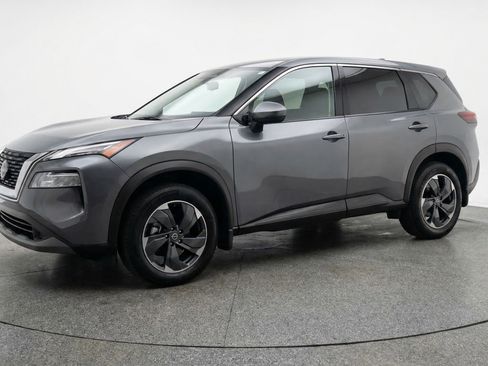 Used 2025 Nissan Rogue SV image 3