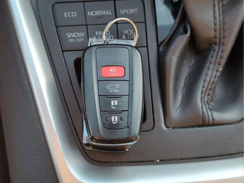 Used 2020 Toyota RAV4 XLE w/ Convenience Package image 14