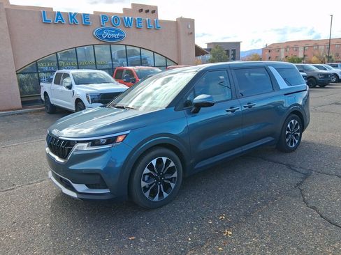 Used 2024 Kia Carnival EX image 1