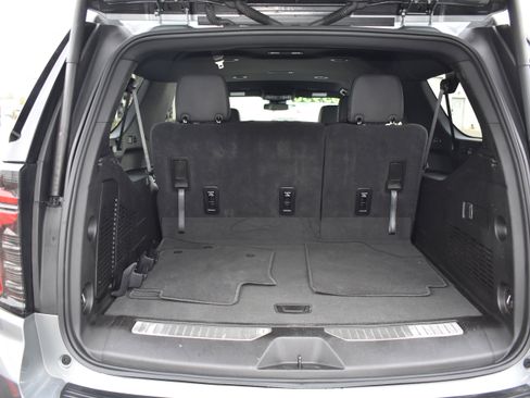 Used 2025 Chevrolet Suburban Z71 image 33