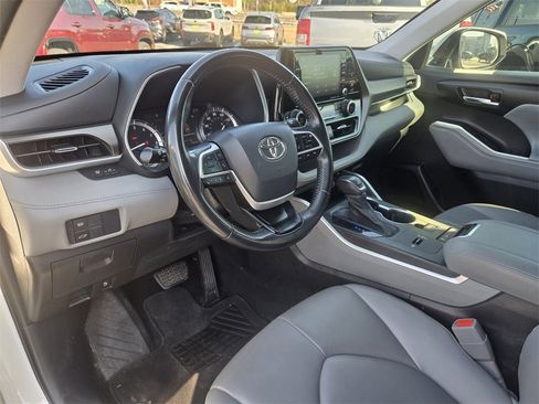 Used 2022 Toyota Highlander XLE image 16