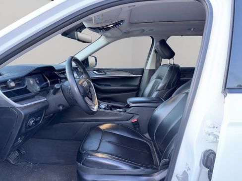 Used 2023 Jeep Grand Cherokee L Limited w/ Luxury Tech Group II image 3