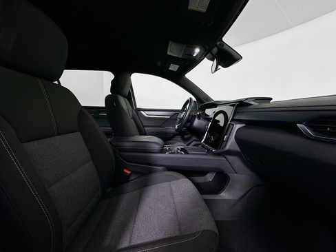 Used 2025 GMC Acadia Elevation image 31