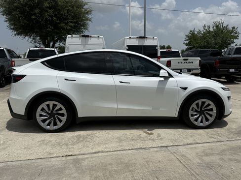 Used 2026 Tesla Model Y Long Range AWD/4WD image 3