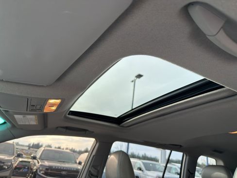 Used 2012 Toyota Highlander SE w/ Tow Pkg image 25