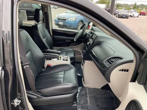 Used 2015 Chrysler Town & Country Touring w/ Driver Convenience Group FWD image 46