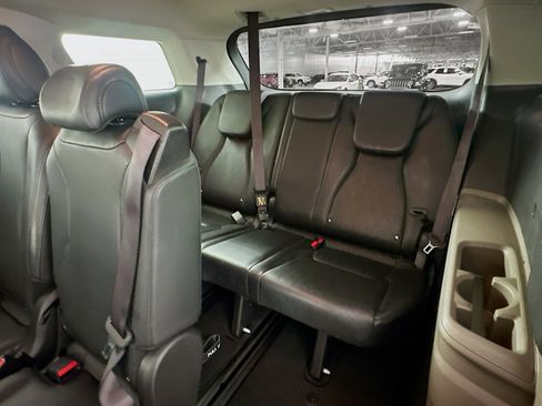 Used 2025 Kia Carnival FWD image 30