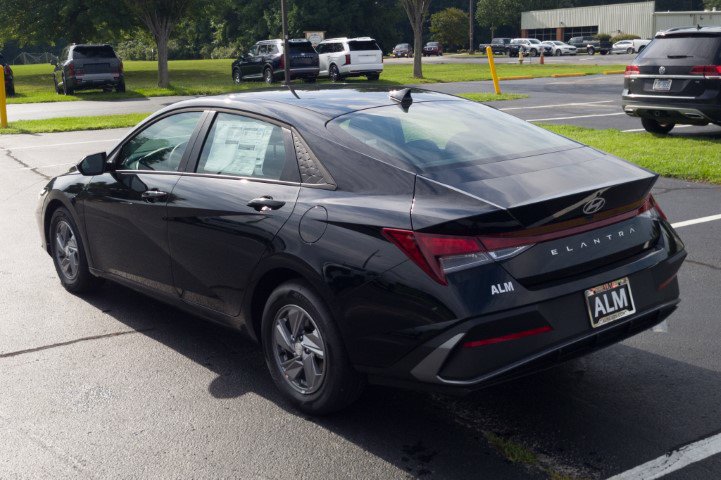 New 2026 Hyundai Elantra SE FWD image 7