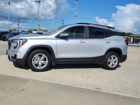 Used 2022 GMC Terrain SLE w/ Driver Convenience Package FWD image 3