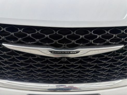 Used 2024 Chrysler Pacifica Touring-L FWD image 33