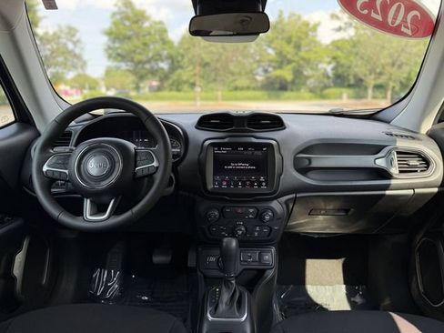 Used 2023 Jeep Renegade Latitude AWD/4WD image 32
