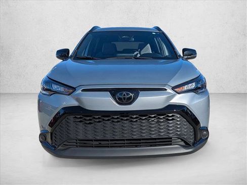 Used 2025 Toyota Corolla Cross SE image 2
