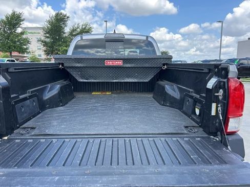 Used 2017 Toyota Tacoma TRD Off-Road AWD/4WD image 9