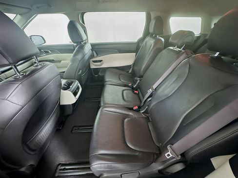 Used 2024 Kia Carnival LX image 27