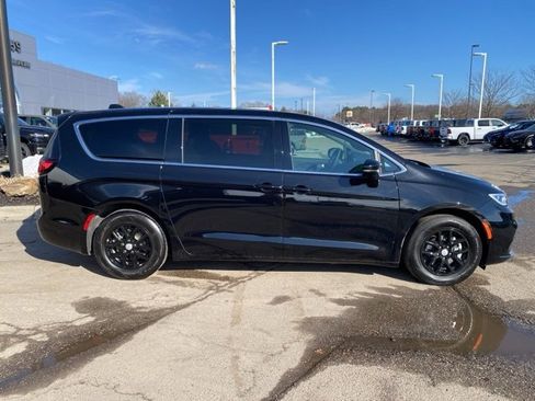 Used 2026 Chrysler Pacifica Select image 2