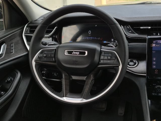 Used 2023 Jeep Grand Cherokee Limited AWD/4WD image 19