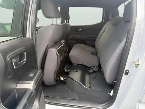 Used 2019 Toyota Tacoma TRD Sport AWD/4WD image 29