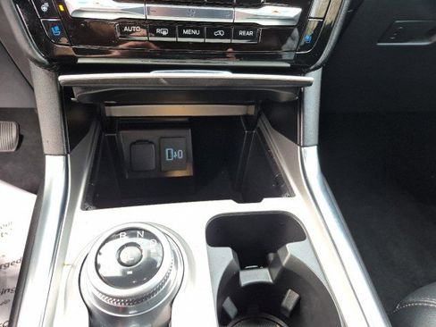 Used 2023 Ford Explorer Platinum image 25