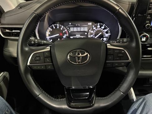 Used 2021 Toyota Highlander XLE AWD/4WD image 17