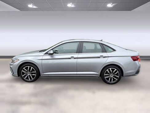 Used 2025 Volkswagen Jetta SE FWD image 2