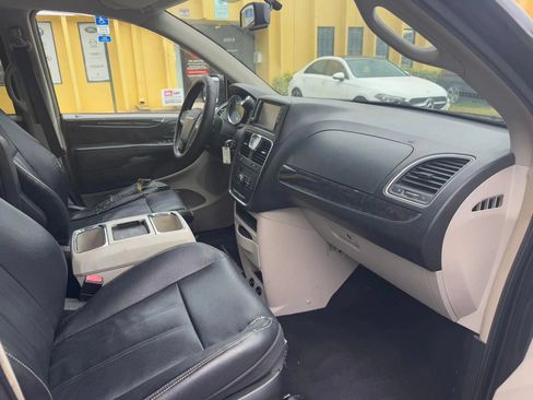 Used 2014 Chrysler Town & Country Touring FWD image 24
