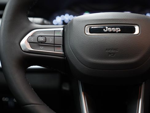 Used 2025 Jeep Compass Latitude w/ Convenience Group AWD/4WD image 19