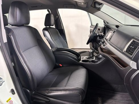 Used 2015 Toyota Highlander Plus FWD image 25