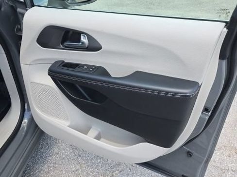Used 2023 Chrysler Pacifica Touring-L FWD image 33