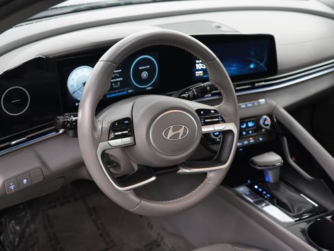 Used 2025 Hyundai Elantra SEL FWD image 19