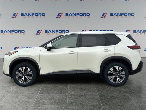 Used 2023 Nissan Rogue SV image 2