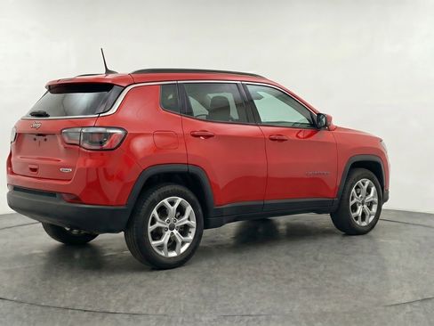 Used 2025 Jeep Compass Latitude image 7