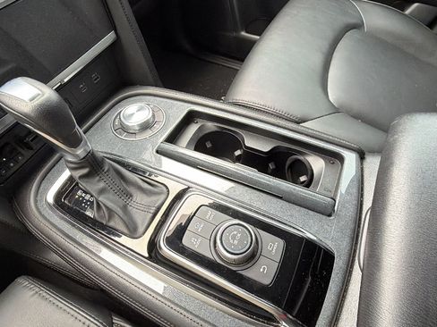 Used 2022 Nissan Armada SV w/ SV Appearance Package image 32