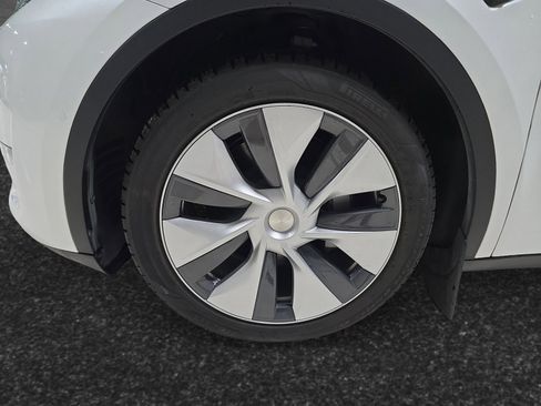 Used 2022 Tesla Model Y Long Range image 10