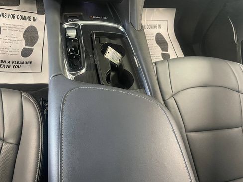 Used 2023 Buick Enclave Essence AWD/4WD image 31