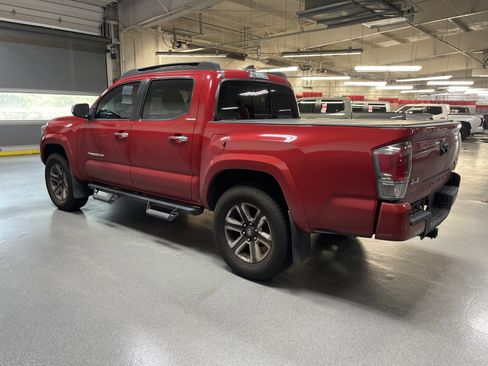 Used 2017 Toyota Tacoma Limited image 10